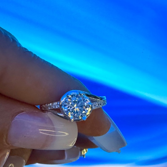 Elegant Silver Diamond Ring - Picture 1 of 8